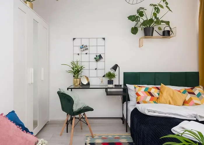 Specious City Center Studio With Park View