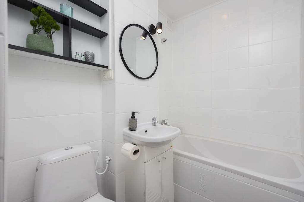 Specious Center With Park View Apartment Warsaw