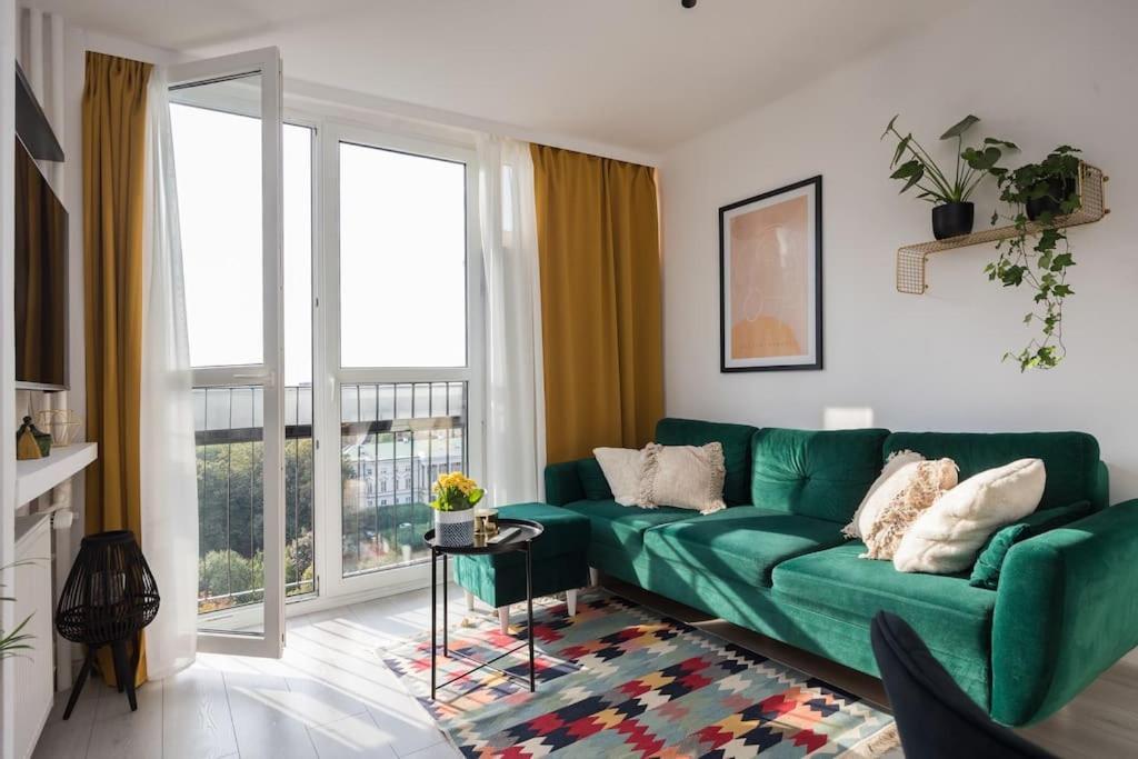 Specious Center With Park View Apartment *